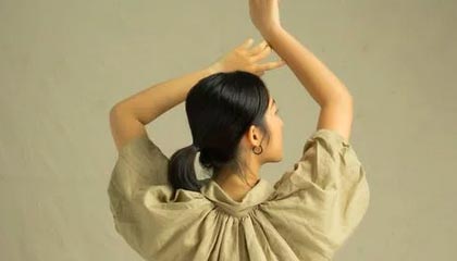 开云在线-前锋伤退+门将失误+越位误判 杯具枪手遭曼城重击